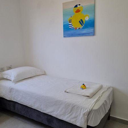 עכו Ducks On The Beach מראה חיצוני תמונה