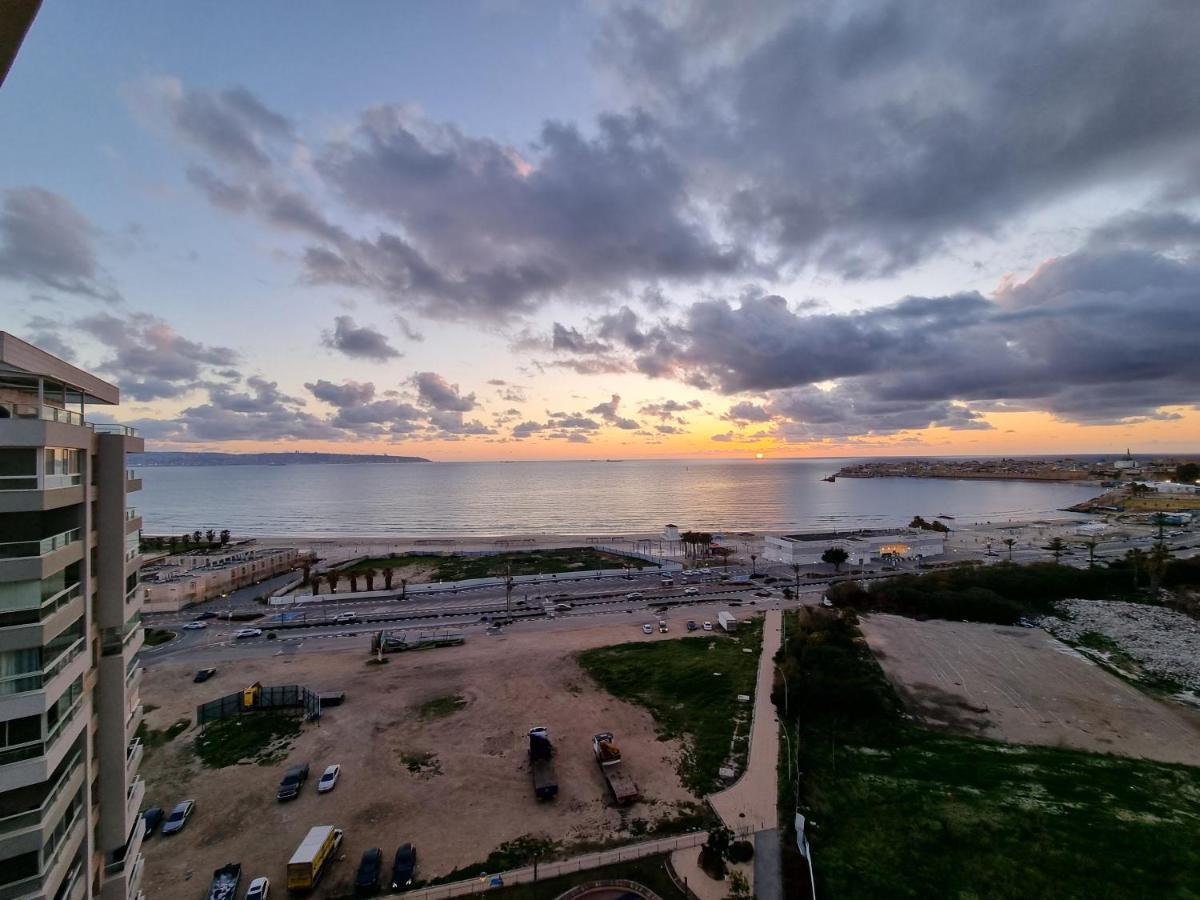 עכו Ducks On The Beach מראה חיצוני תמונה