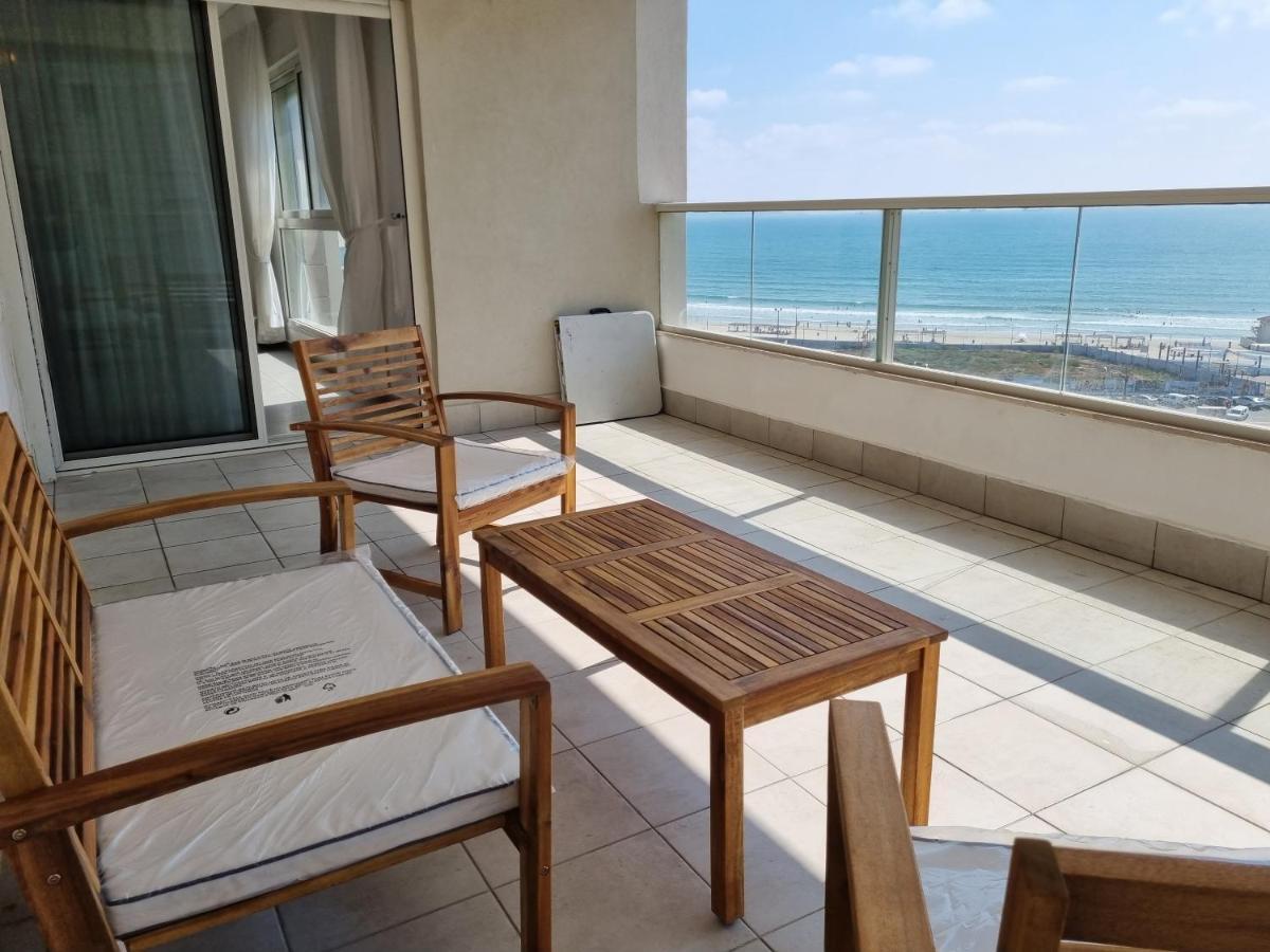 עכו Ducks On The Beach מראה חיצוני תמונה